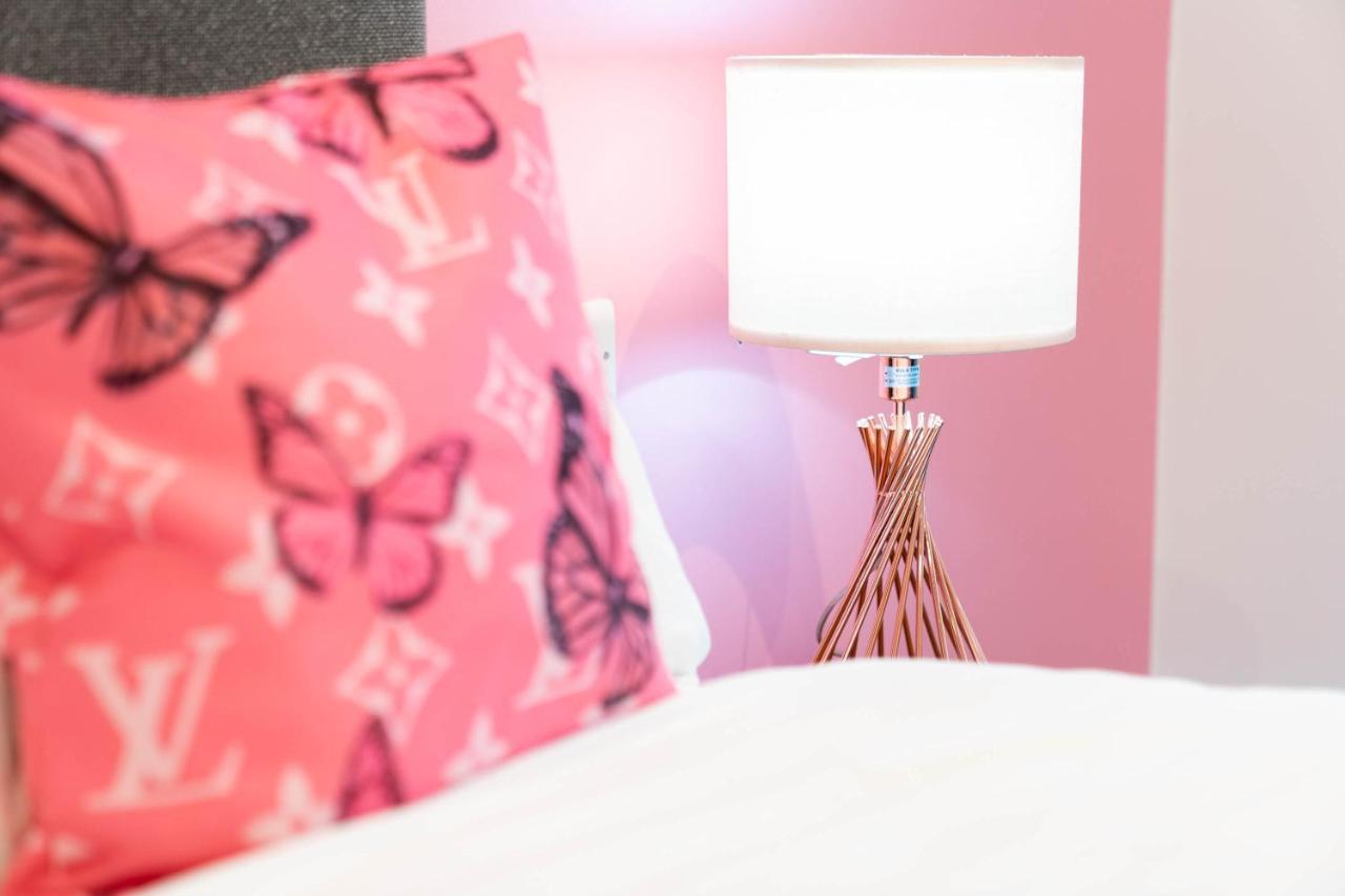 Maevela Apartments ☆ Pink Luxury Apartment With Balcony - Birmingham City Centre - 5 Min Walk From Bullring, Cube, Mailbox, New Street Station - Free Netflix & Wifi Exterior foto