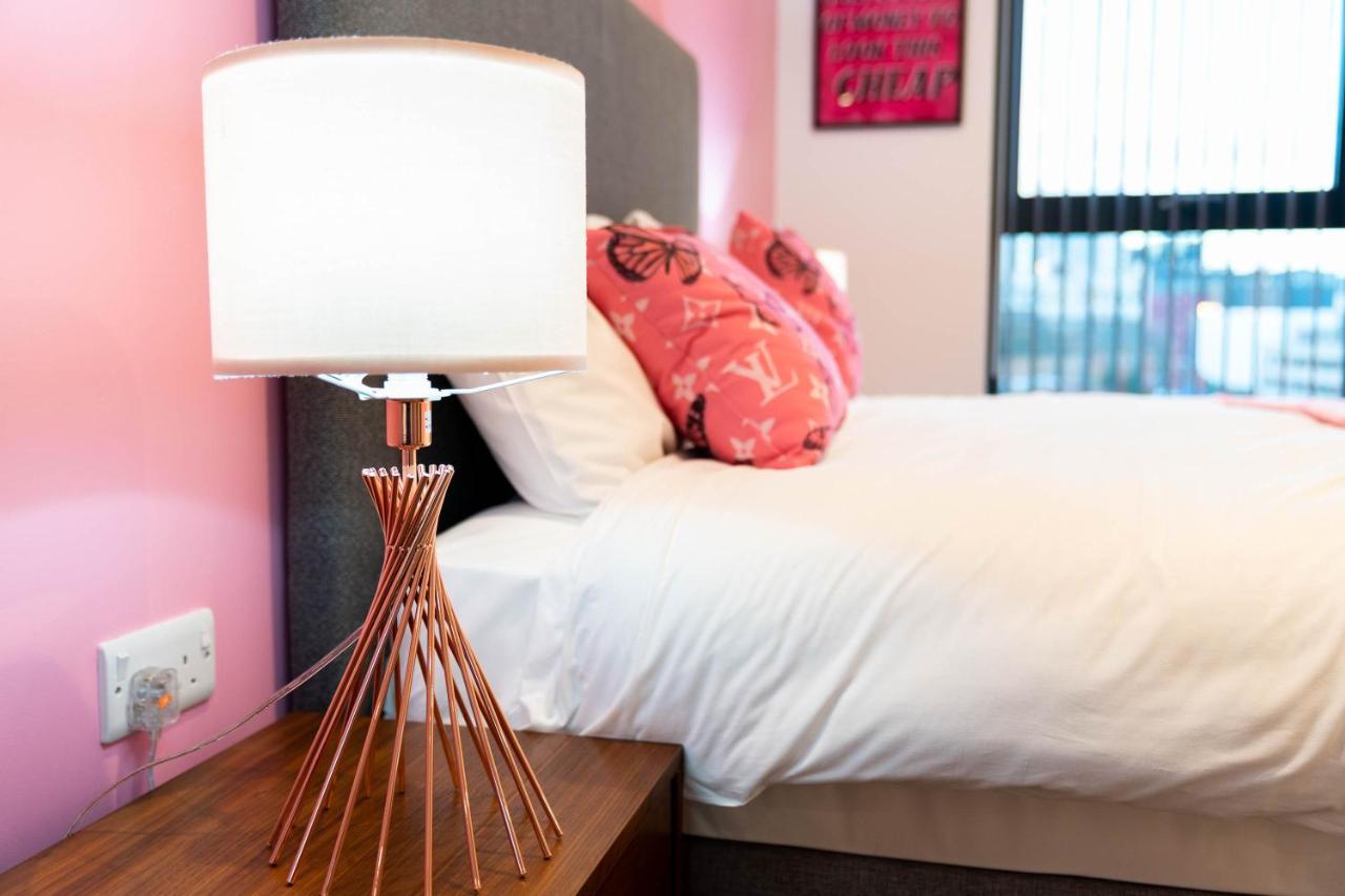 Maevela Apartments ☆ Pink Luxury Apartment With Balcony - Birmingham City Centre - 5 Min Walk From Bullring, Cube, Mailbox, New Street Station - Free Netflix & Wifi Exterior foto