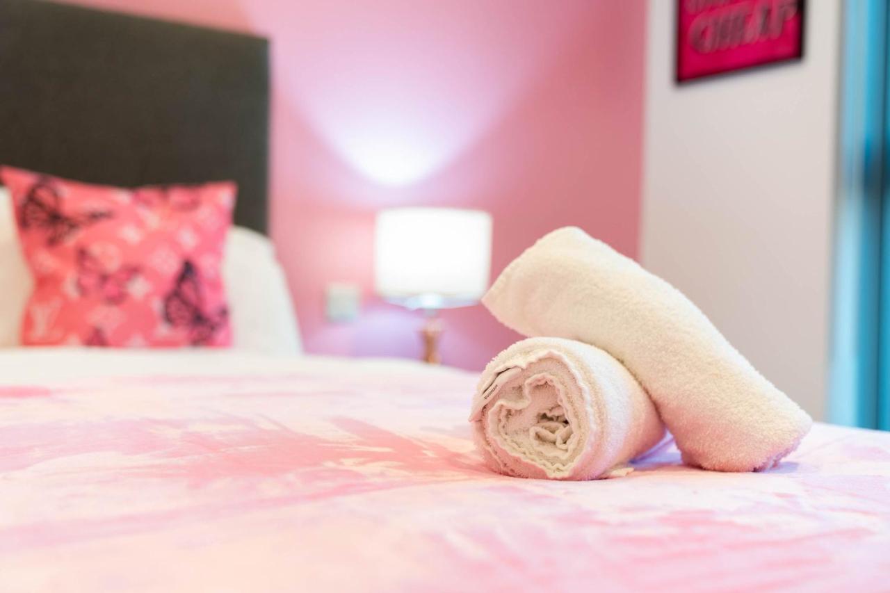 Maevela Apartments ☆ Pink Luxury Apartment With Balcony - Birmingham City Centre - 5 Min Walk From Bullring, Cube, Mailbox, New Street Station - Free Netflix & Wifi Exterior foto
